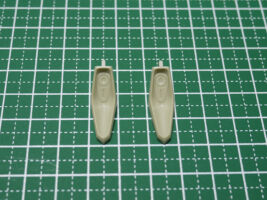 スラストアーマーType-Vのノズル部分をツインパイプ2(3.0mm)に置換します。まずケガキ針などで突いてセンターに目安を付けます。