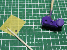 太もものブチ穴風ディテールにはGLEP-05の2.5mmを貼り付けます。万が一接着時にずれたりしたときのために、あらかじめドリルで穴を開けてあります。(裏からピンで突けば簡単に外せる上、接着剤の逃げ場にもなります)