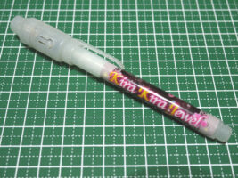 デカールや、蛍光カラーで塗装した箇所の確認用に使った、ダイソーなど100均で扱っている蛍光ペン(キャップにUVLEDが内蔵)です。