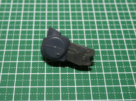 太ももの凸ディテールは合わせ目消しの過程で削り落としてしまいます。