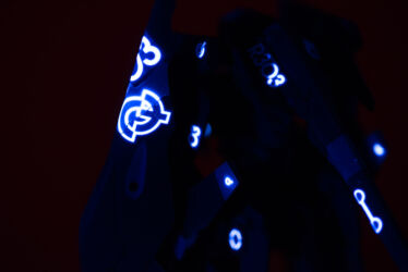 ブラックライトで遠くから照らして2秒露光した写真です