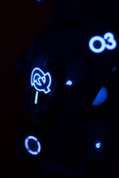 ブラックライトで遠くから照らして2秒露光した写真です