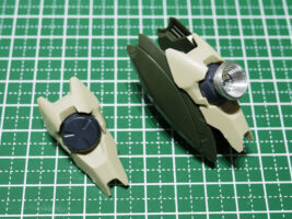 ナイフなどで、設置箇所に目印を付けてからドリルで穴(3mm)をあけます。