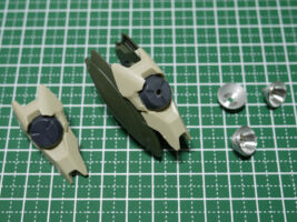 別個に塗装した後にあとで接着。接着にはセメダイン模型用ハイグレードが適しています。乾くと強固に接着できます。